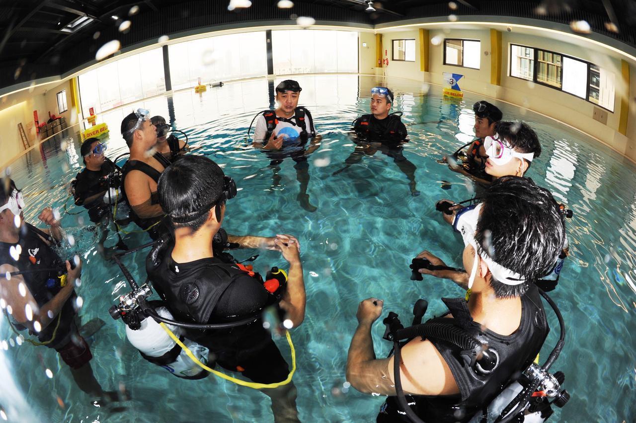 Divecube Hotel Taichung Bagian luar foto