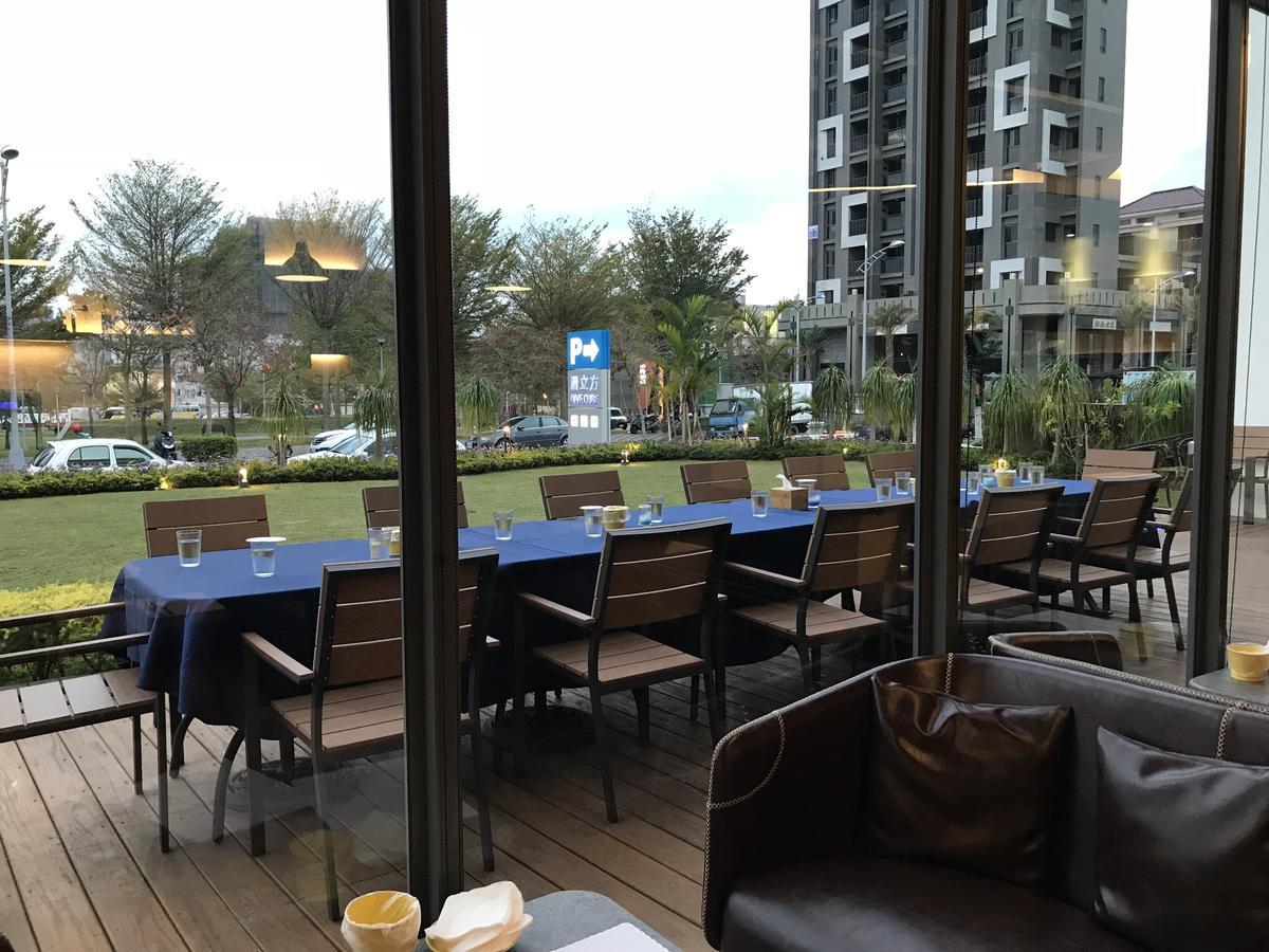 Divecube Hotel Taichung Bagian luar foto
